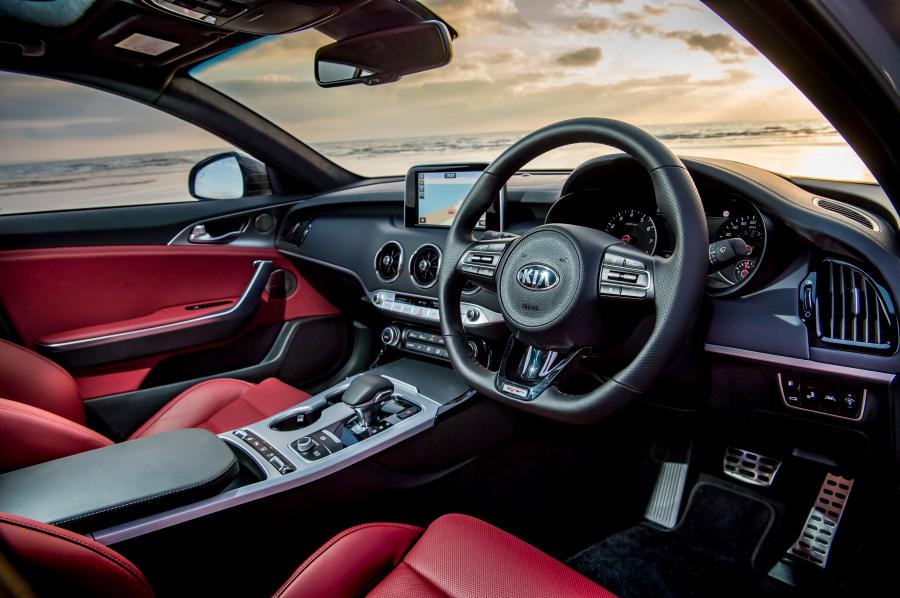 Интерьер Kia Stinger GTS (CK) 2017 года  (UK) (фото 29 из 40)